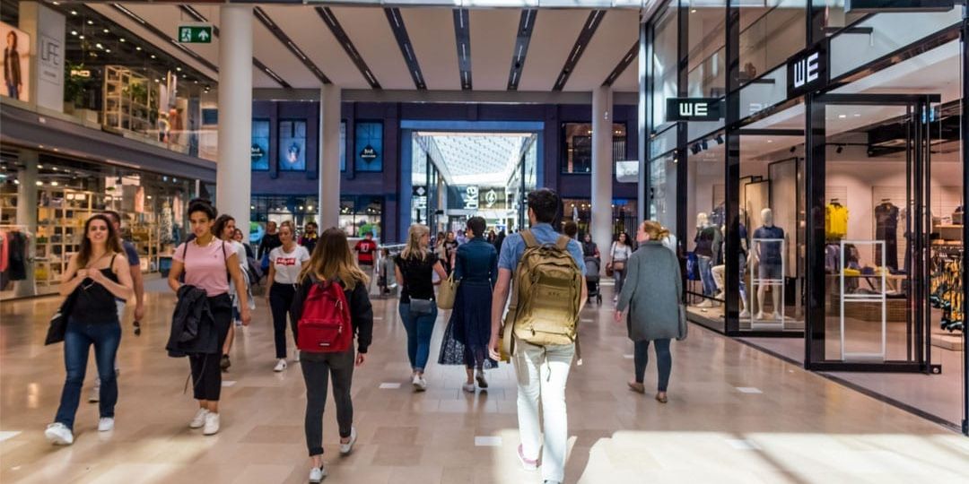 consumenten in winkelcentrum