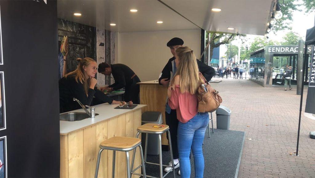 Millenials bij pop-up stand